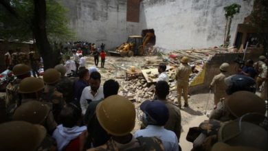 صورة السلطات الهندية تطارد المسلمين وتهدم منازلهم بعدالة الجرافة