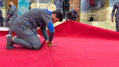 صورة مع قرب حلول شهر محرم وذكرى عاشوراء.. فرش أرضية الصحن الحسيني الشريف بالسجاد الأحمر (صور)