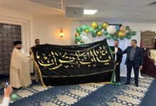 صورة مجموعة الإمام الحسين عليه السلام الإعلامية تسلم راية أمير المؤمنين عليه السلام إلى المركز الحيدري في لندن