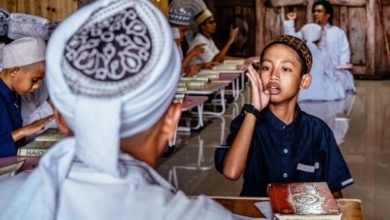 صورة مدرسة إسلامية في إندونيسيا تعلّم الأطفال الصم ترتيل القرآن الكريم بلغة الإشارة