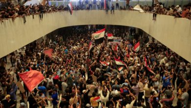 صورة العراق.. تواصل الاحتجاجات الشعبية المطالبة بالإصلاح داخل المنطقة الحكومية وسط العاصمة بغداد