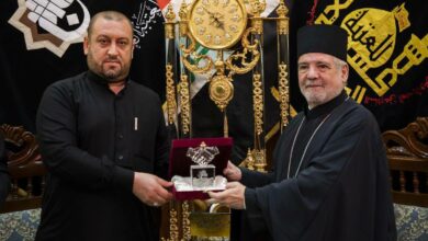 صورة ممثّلُ المسيحيين الأرثوذكس والسفير الفرنسي يشاركان ملايين الشيعة عظمة إحياء الزيارة الأربعينية