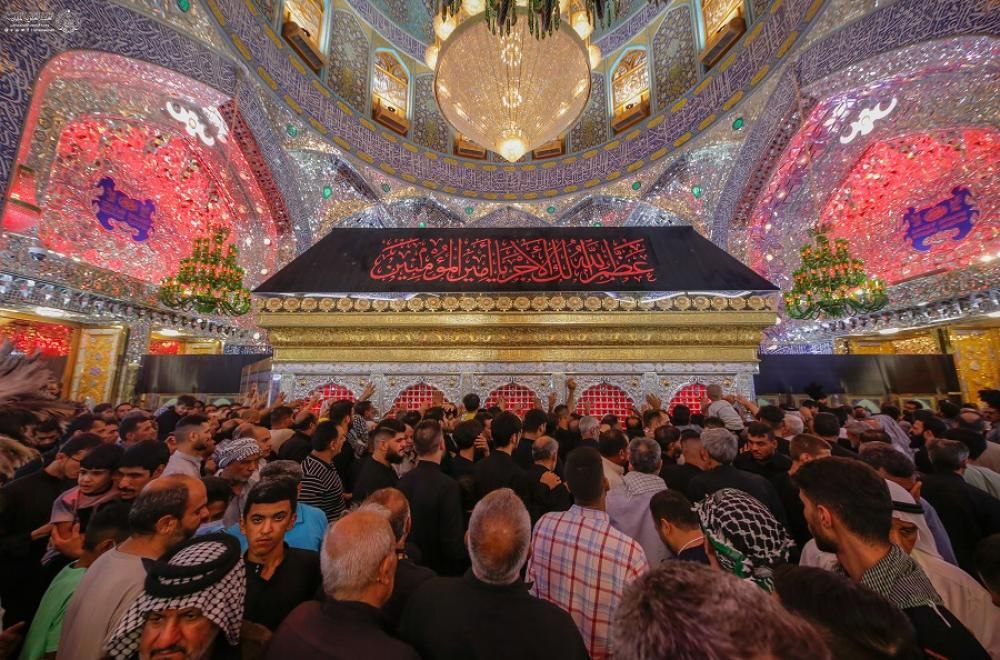 بالصور..جموع الزائرين تملأ الصحن الحيدري الشريف وتطوف بقلوبها في الحرم