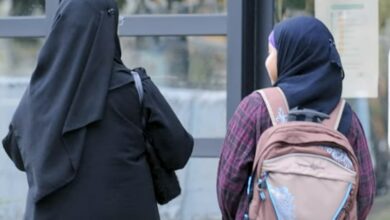 صورة عباءات الفتيات المسلمات تخيف علمانيتهم.. فرنسا تتعهّد بقمع الطلاب الذين يرتدون زياً إسلامياً