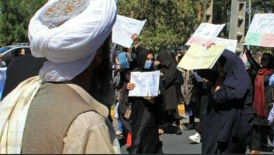 صورة لحرمانهن من التوظيف.. تظاهر عشرات النساء الأفغانيات ضد طـ،ـالبان