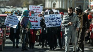 صورة متظاهرات أفغانيات يصرخن: سنقاتل من أجل حقوقنا حتى النهاية ولن نستسلم