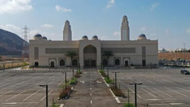 صورة شيعة أهل البيت (عليهم السلام) في سلطنة عمان يبدون فرحهم الكبير بافتتاح أكبر جامع لهم في البلاد