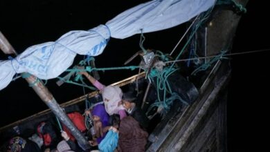 صورة بينهم نساء وأطفال.. الأمم المتحدة تدعو لإنقاذ اللاجئين الروهينجيا العالقين قبالة ميانمار