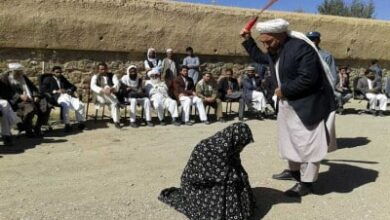 صورة تطرف في التعامل مع النساء.. طـ،ـالبان تجلد سيدة أفغانية خرجت للسوق من دون محرم