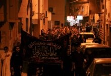 صورة آلاف البحرينيين يخرجون من بيوتهم سيراً على الأقدام لإحياء الفاجعة الفاطمية الدامية