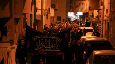صورة آلاف البحرينيين يخرجون من بيوتهم سيراً على الأقدام لإحياء الفاجعة الفاطمية الدامية