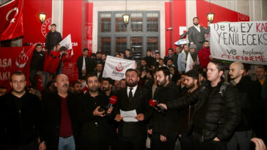 صورة رداً على إحراق نسخة من المصحف.. متظاهرون يحاولون اقتحام قنصلية السويد في إسطنبول