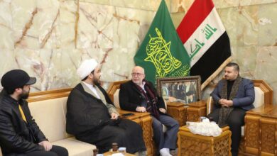 صورة مدير مكتب مجموعة قنوات الإمام الحسين (عليه السلام) الفضائية يبحث مع أمين مسجد السهلة آفاق التعاون في المجال الديني والإعلامي