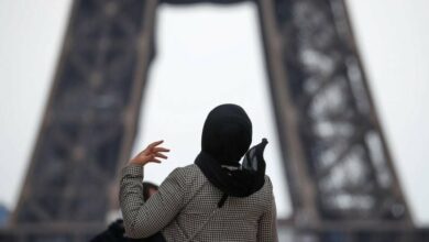 صورة ملصقات في غرونوبل الفرنسية تكافح التمييز ضد المحجبات والأقليات