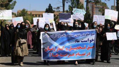 صورة بعد حرمانهن من حق التعليم.. طالبات أفغانيات يتظاهرن خارج جامعة كابل