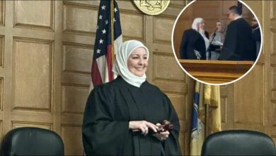 صورة أول قاضية مسلمة في نيو جيرسي الأمريكية تؤدي اليمين الدستورية بحجابها ويدها على نسخة من القرآن الكريم