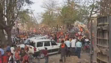 صورة مسيرة هندوسية تشعل اضطرابات طائفية شرقي الهند واعتداءات على مساجد ومنازل مسلمين 