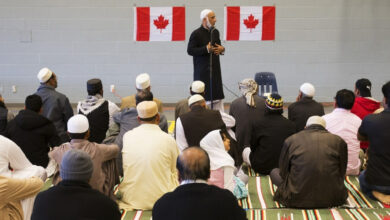 صورة “قرار تمييزي وغير دستوري”.. منظمات إسلامية في كندا تلجأ إلى القضاء لإلغاء حظر الصلاة بالمدارس