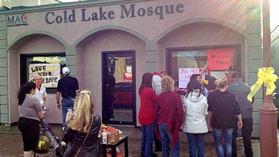 Photo of Canadians scrub hate messages off mosque
