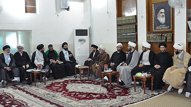 Photo of Grand Ayatollah Sayed Shirazi’s office in Holy Karbala received delegations from Kuwait, Qateef and college students from the Iraqi university of Mustasiriya