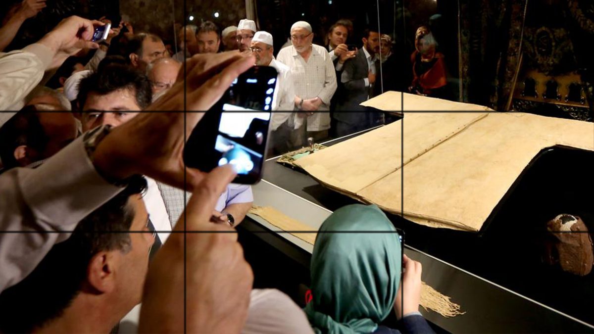 Prophet Muhammad’s cloak on display for İstanbul visitors during holy ...