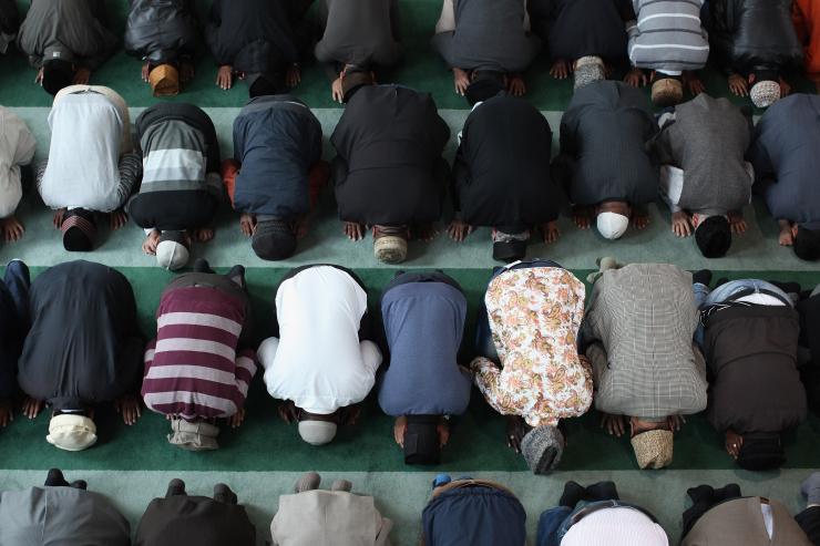 Photo of Muslim prayer rugs removed in Turin by right-wing officials, sparking anger