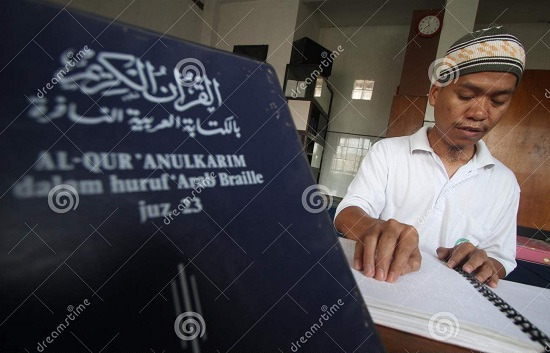 Photo of Indonesian couple start writing Quran in braille