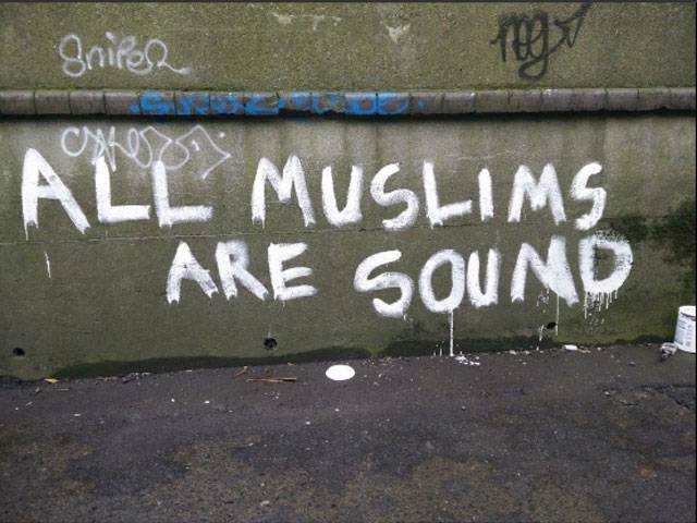 Photo of Anti-Muslim graffiti in Dublin quickly corrected in the most perfect way