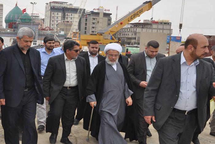 Photo of Sheikh al-Karbalaey oversees work of al-Aqeelah Courtyard project