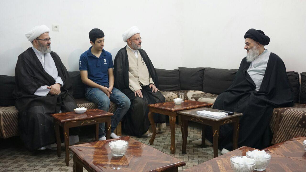 Photo of Grand Ayatollah Seyyed Sadiq Husseini Shirazi stresses the importance of seeking knowledge