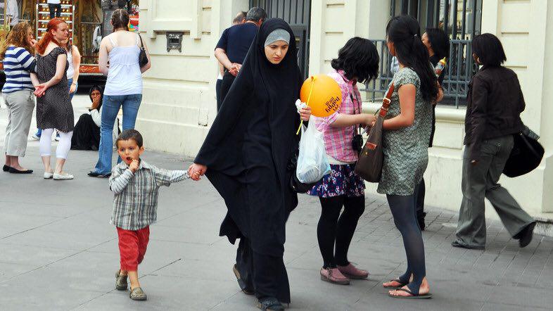 Photo of French school bars veiled Muslim mothers