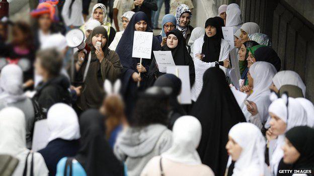 Photo of Austria protesters denounce plans to ban full-face Muslim veils