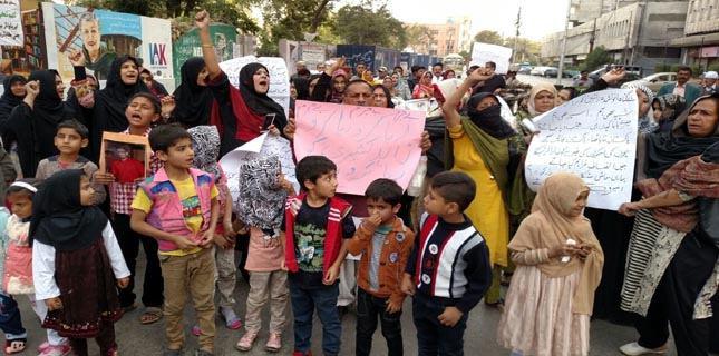 Photo of Families of missing Shia pilgrims stage demonstration at Karachi Press Club