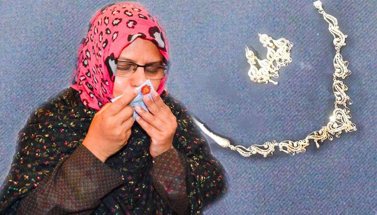 Photo of Pakistani pilgrim donates her jewelries to PMU martyrs’ families
