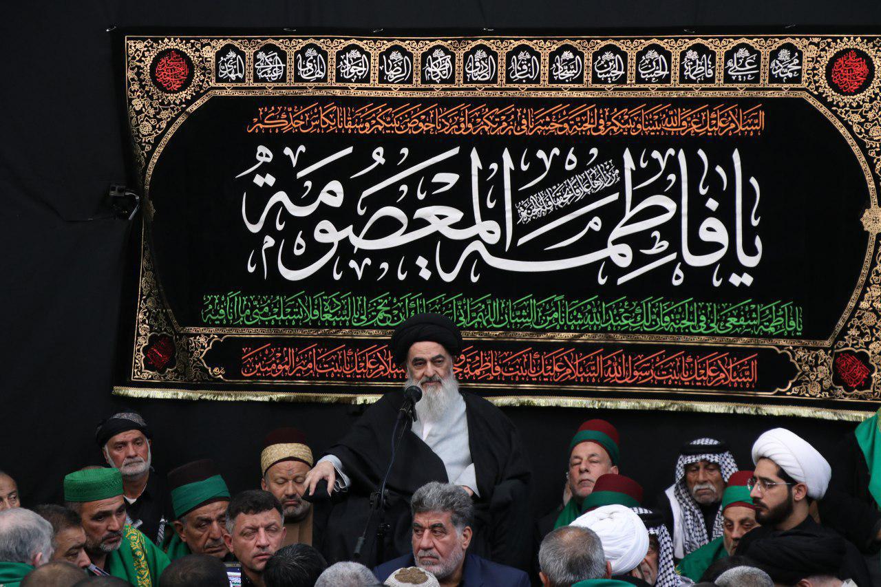 Photo of Grand Ayatollah Shirazi dilevers a speech in presence of Husseini processions owners and memebrs