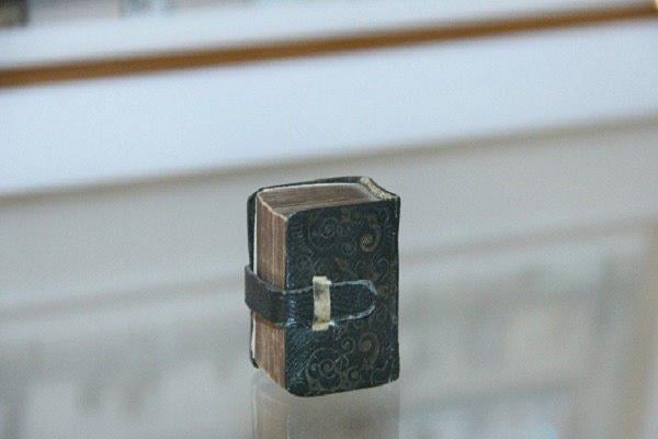 Photo of Azerbaijan’s smallest copy of Quran in Ganja Museum + Photos