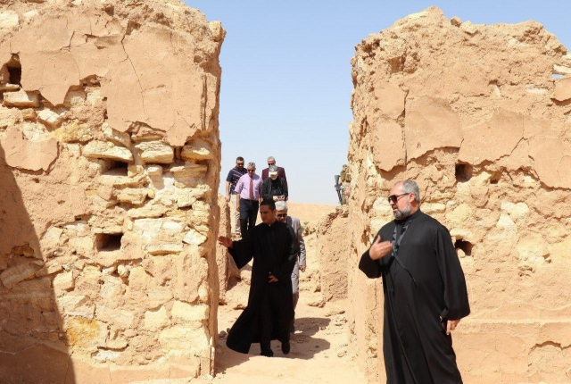 Photo of Imam Hussain Holy Shrine hosts a delegation of Christians to visit an old church in western Karbala