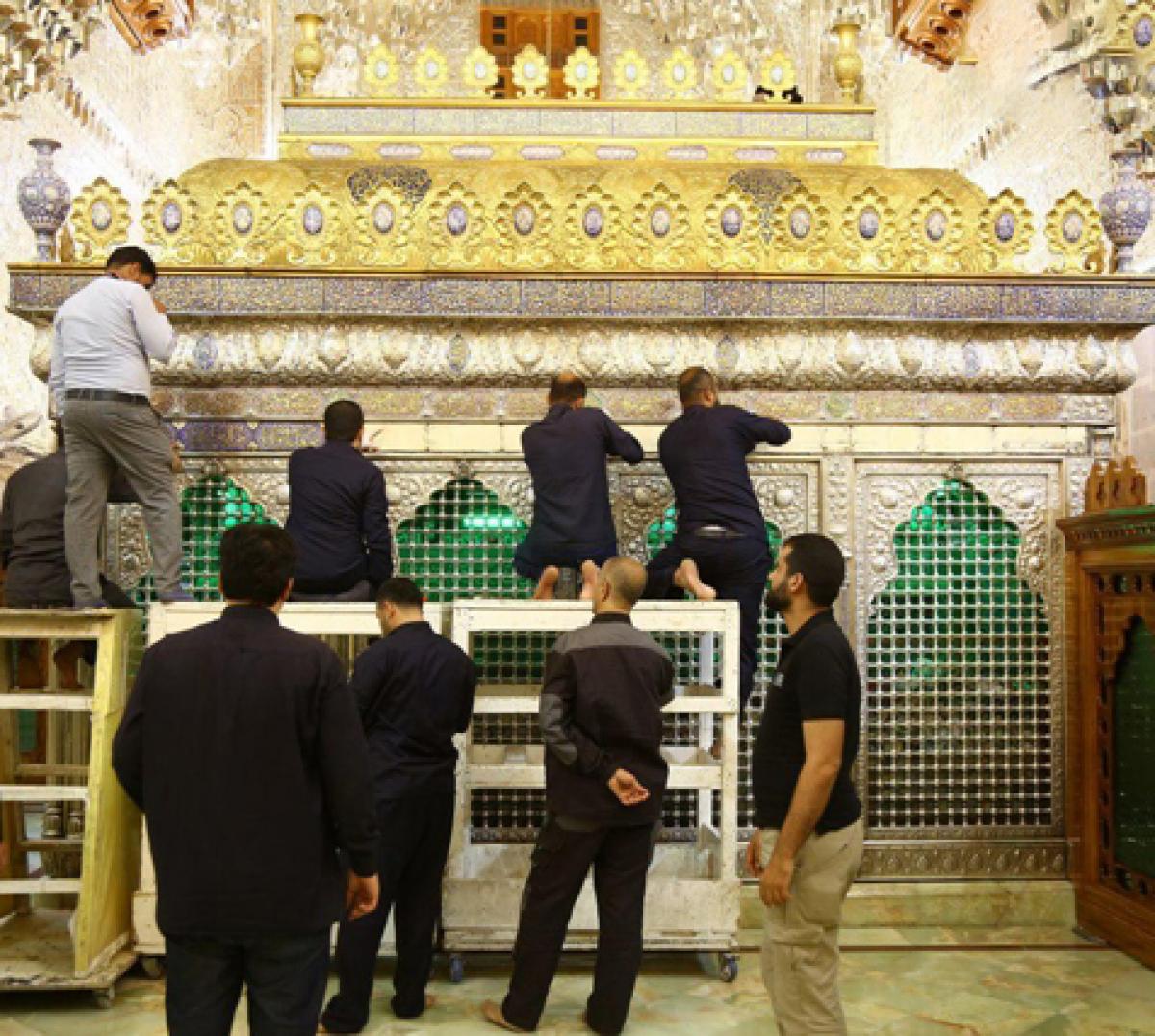 Photo of Maintaining and re-gilding the upper part of Imam al-Kadhem and Imam al-Jawad’s Holy Grille