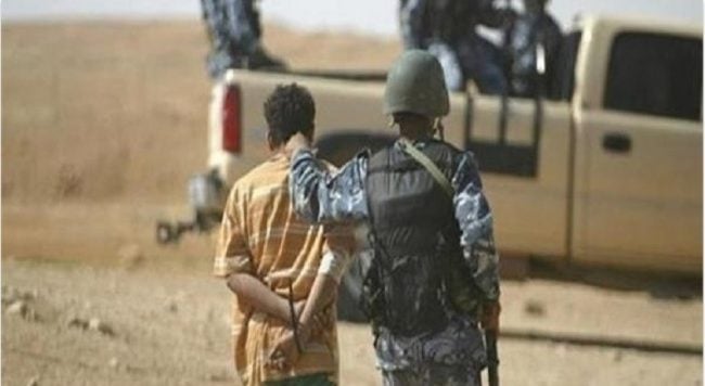 Photo of Iraqi security arrest three ISIS terrorists in Samarra