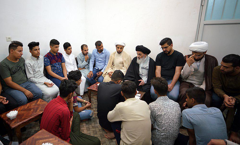 Photo of University and seminary students meet with Grand Ayatollah Shirazi