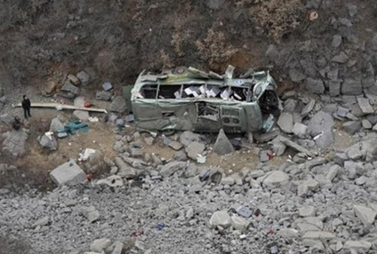 Photo of 5 killed, 16 injured as a minibus rolls over into river in Iran