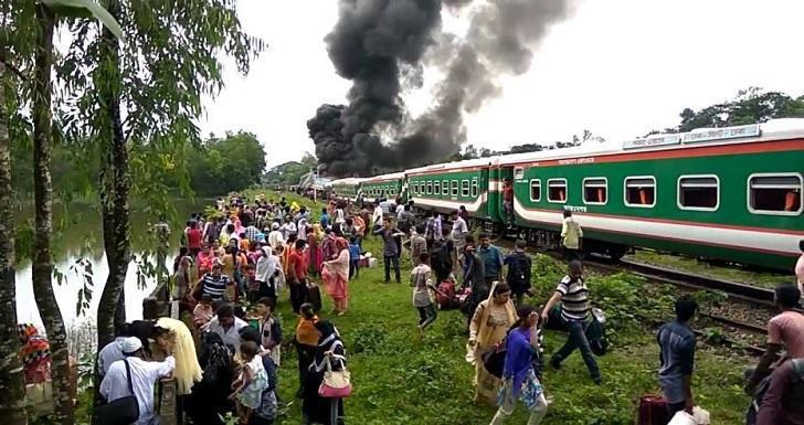 Photo of At least 16 dead after two packed trains are ripped apart in crash