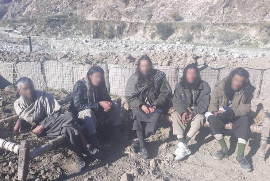 Photo of 121 ISIS militants and their family members surrender to Afghan forces in Nangarhar