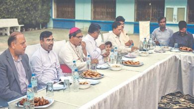 Photo of Christians and Muslims break bread together in joint iftar
