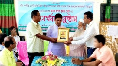 Photo of Hindu teacher in Bangladesh donates land for mosque construction