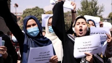 Photo of Afghanistan: Female protesters beaten by Taliban fighters during rare Kabul rally