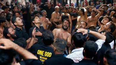 Photo of India: Members of Sunni sect seek to restrain Shias performing self-flagellation rituals during Muharram