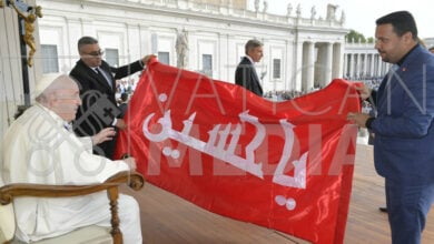 Photo of For the first time ever, the banner of Imam Hussain (peace be upon him) in front of the Supreme Pontiff