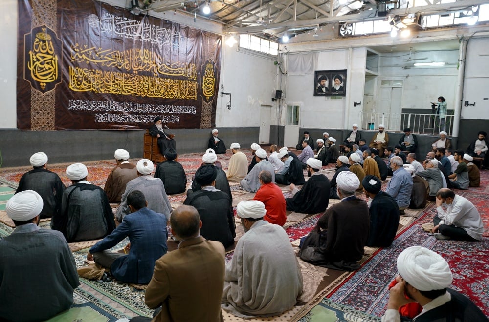 Grand Ayatollah Shirazi continues his blessed scientific sessions in ...