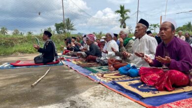 Photo of Indonesians pray outdoors after deadly quake destroys town